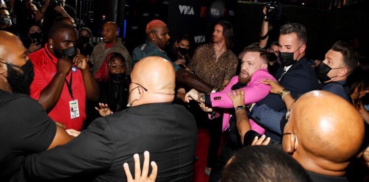 كونور ماكغريغور يدخل في مشاجرة مع مغني الراب الشهير ‘ماشين غان كيلي’  خلال حفل تسليم جوائز MTV | فيديو